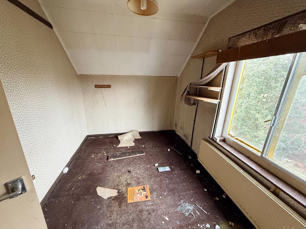 Lot: 155 - CHALET BUNGALOW FOR COMPLETE RENOVATION - Second bedroom